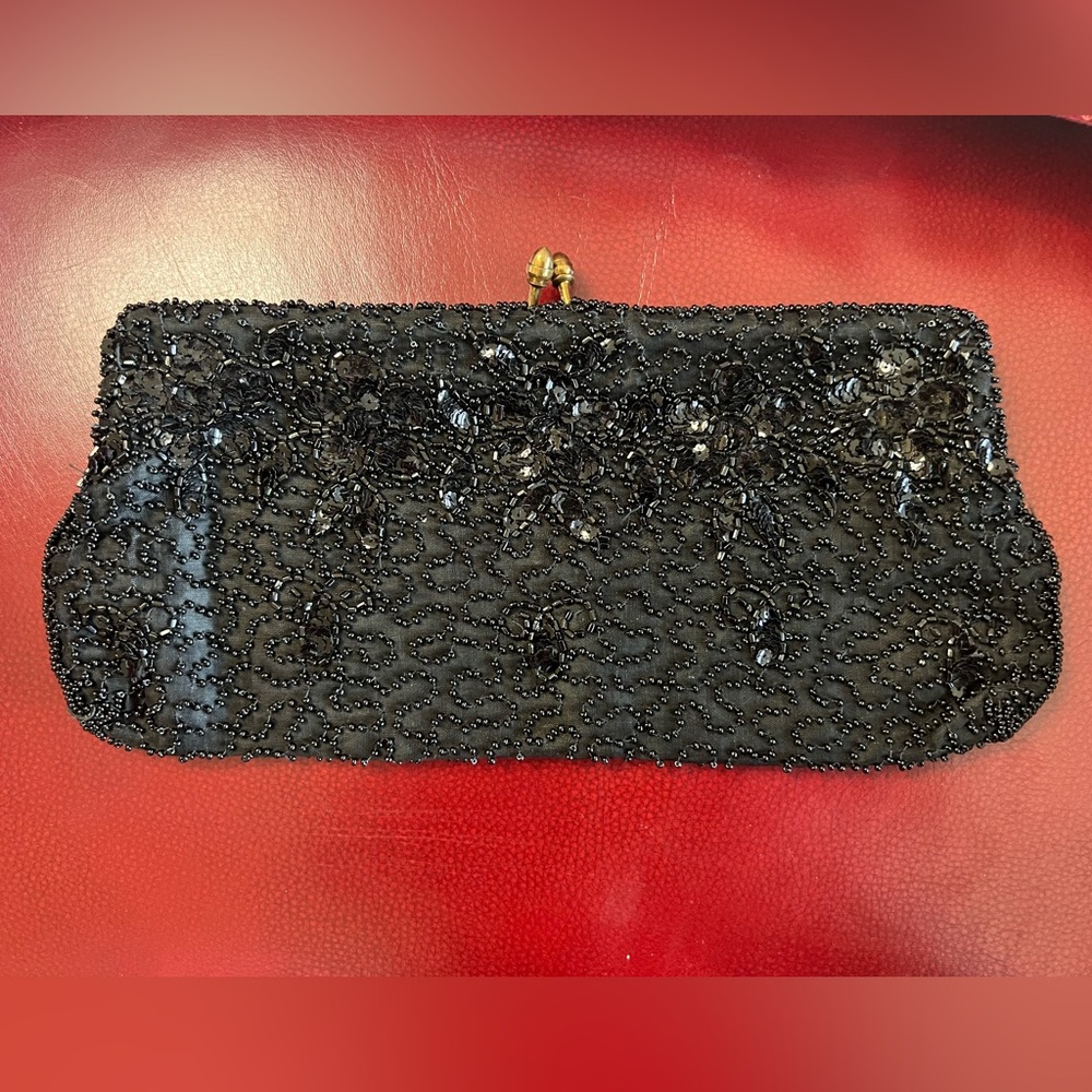 Vintage black beaded evening clutch, Kiss clasp made in Belgium for Dayton EUC